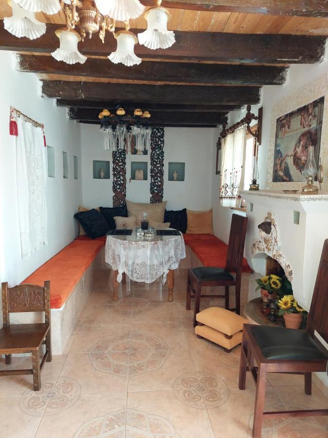 Lakena Traditional House Menetai Exterior photo
