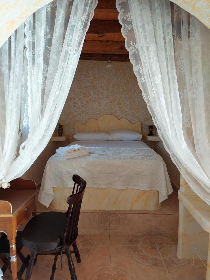 Lakena Traditional House Menetai Exterior photo